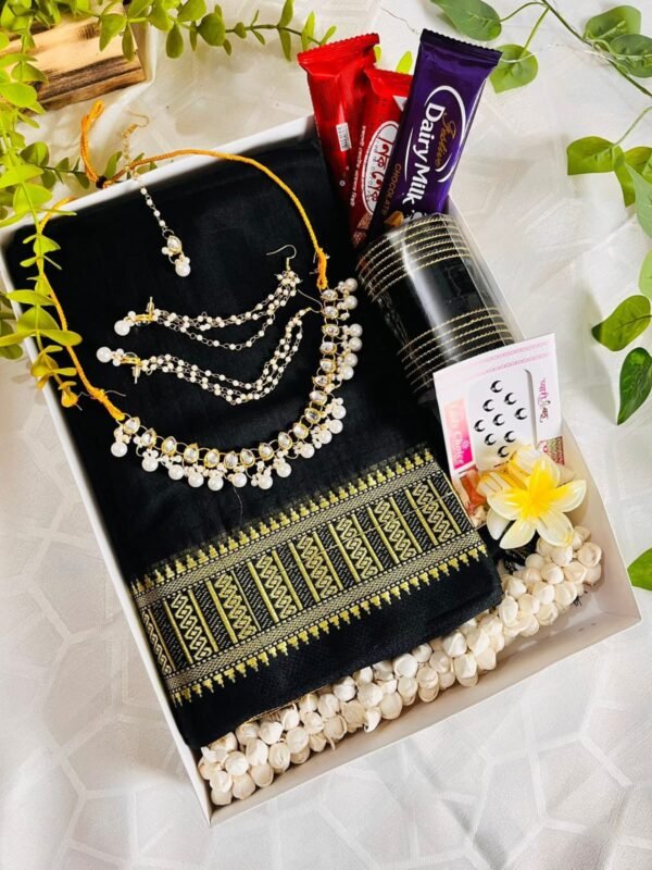 চিরস্মরণীয় শাড়ি উপহার